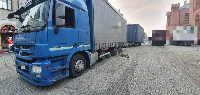 Ciężarówka zarwała nawierzchnię przed kołobrzeskim ratuszem 