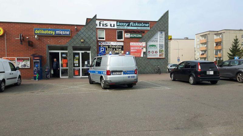 Ukradł piwa i zaprosił na nie kolegów. Pili przed okradzionym sklepem