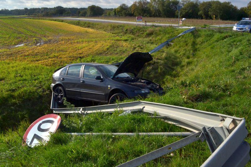 Seat wypadł z drogi niszcząc bariery energochłonne 
