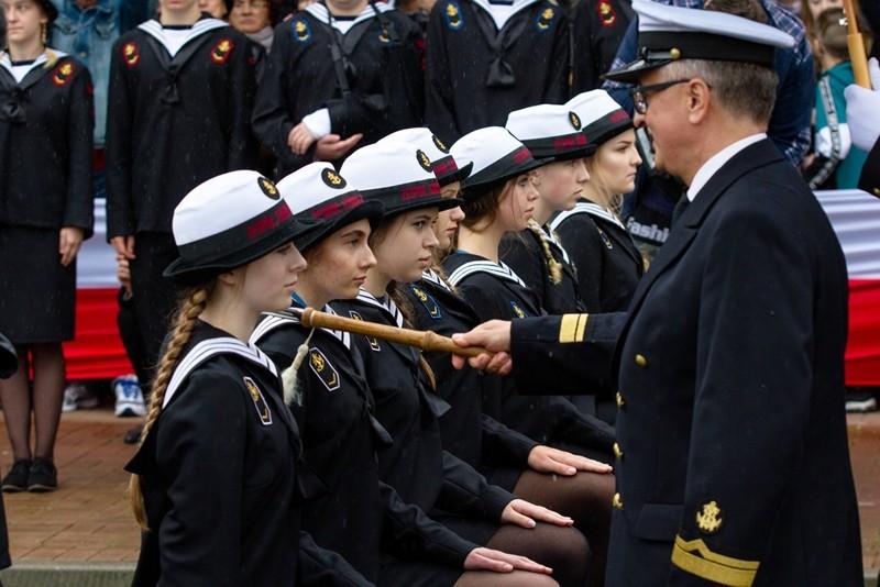 Ślubowanie w strugach deszczu (Foto)