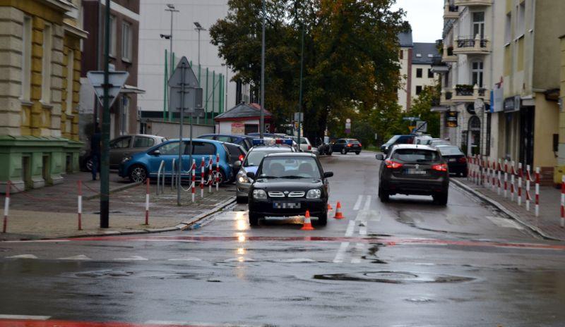 Nissan potrącił mężczyznę. Pieszy znajdował się na pasach 