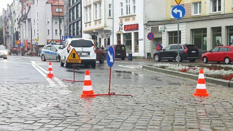 Zderzenie na śliskiej jezdni. Dacia wjechała w Nissana