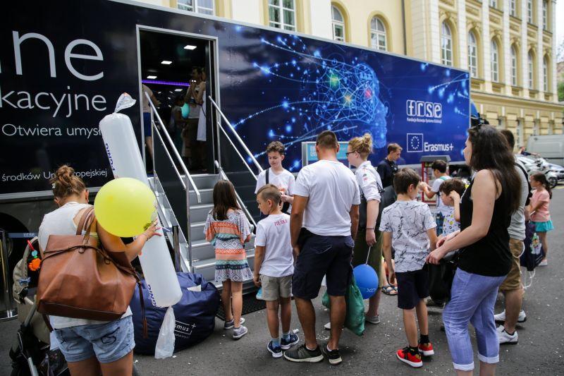 Mobilne Centrum Edukacji stanie przy ul. Piastowskiej