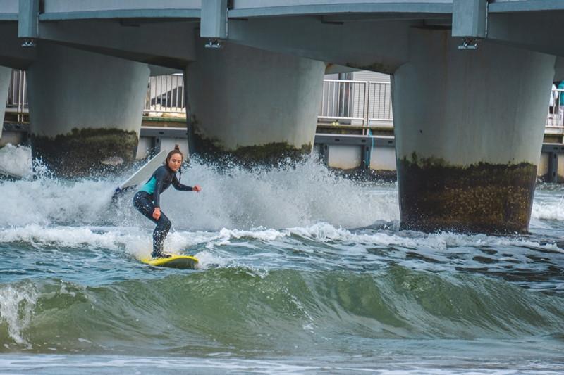Surferzy zagościli obok kołobrzeskiego molo (foto)