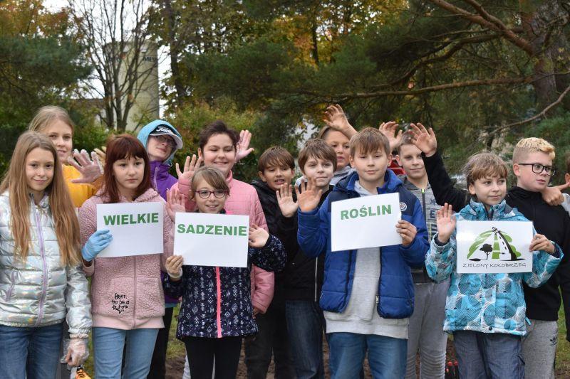 „Wielkie Sadzenie Roślin” - prawie trzystu najmłodszych wzięło udział w ekologicznej akcji