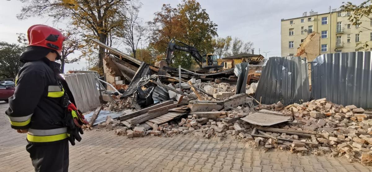Trwa rozbiórka warsztatów. Ściana wypadła na drogę (Foto)