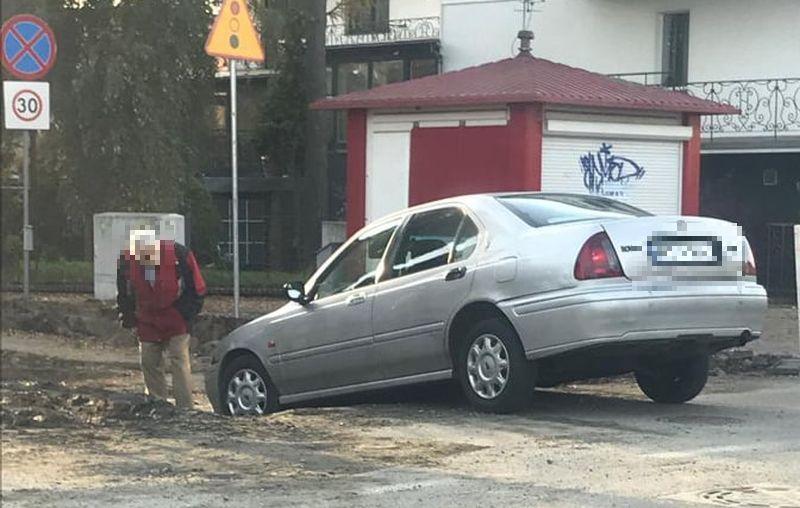 Samochód zawiesił się wyjeżdżając na remontowaną Wylotową