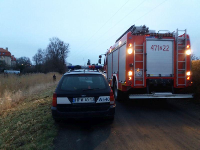 Zwłoki mężczyzny wyciągnięto z kanału przy działkach 