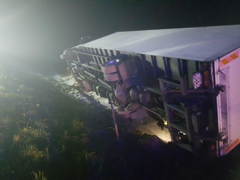 Ciężarówka wpadła do rowu na nowej drodze S6