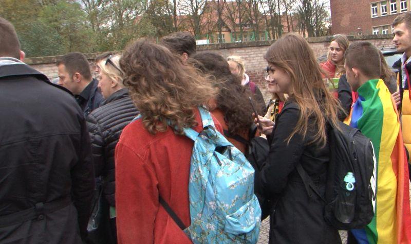 Demokracja w wydaniu młodych. Akcja „Tęczowy Piątek” vs Konfederacja