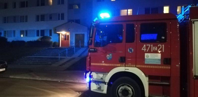 Strażacy weszli przez balkon na ratunek 