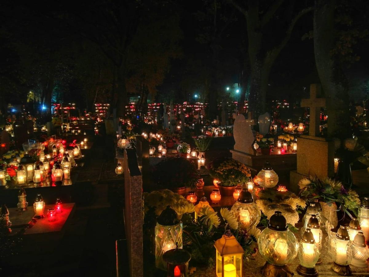 Kołobrzeżanie tłumnie odwiedzali swoich bliskich na cmentarzu
