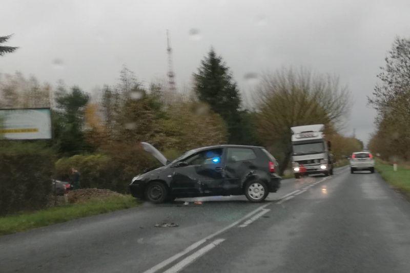 Volkswagen wypadł z drogi i dachował