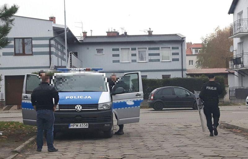 Dwaj mężczyźni mieli zostać uwięzieni. Interweniowała policja