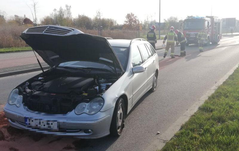 Rozbity Mercedes. Kierowcy brak