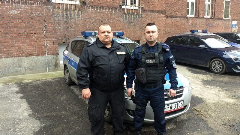Policjanci uratowali kobietę. Rozbitym lustrem odcięli linę, na której wisiała