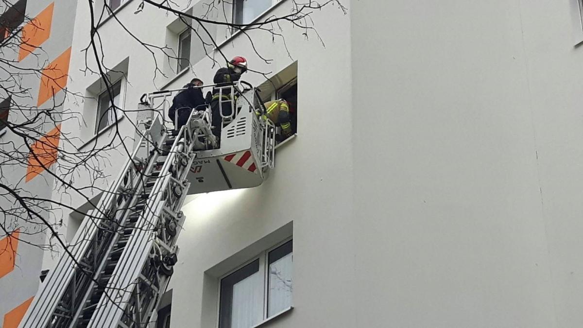 Strażacy weszli do mieszkania przez okno. W środku znaleźli ciało mężczyzny