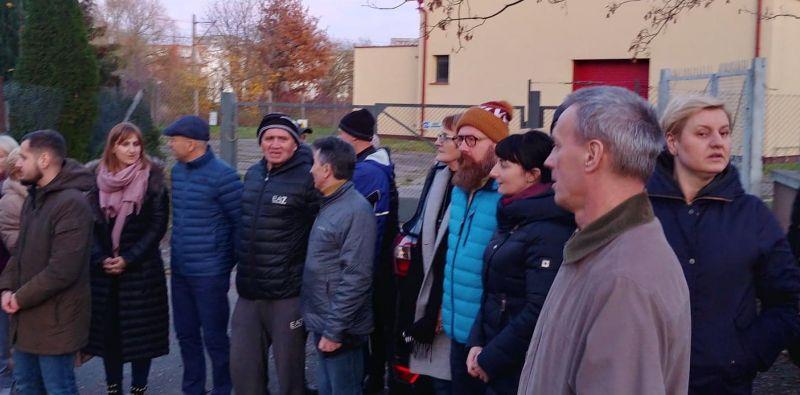 Mieszkańcy Bocianiego Gniazda spotkali się z władzami miasta. Nie chcą masztu za oknami. Prezydent oferuje pomoc (video)