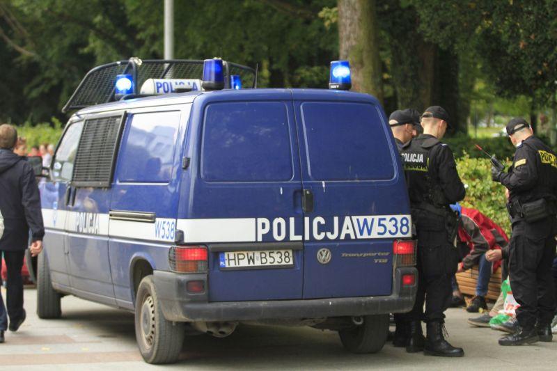Znieważeni i zaatakowani ratownicy. Mężczyzna nie oszczędził też policjantów