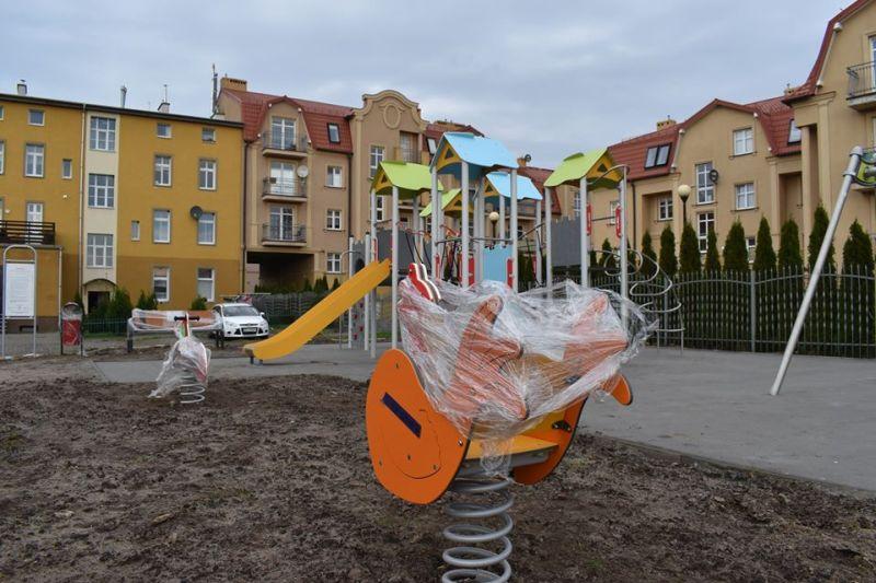 Trwa montaż urządzeń na placach zabaw