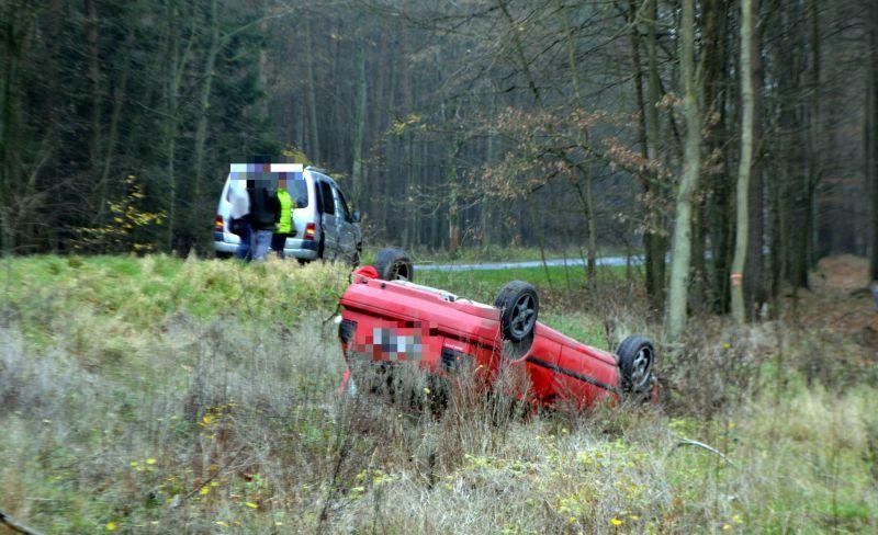 Golf wypadł z drogi i dachował. Kierowca zniknął