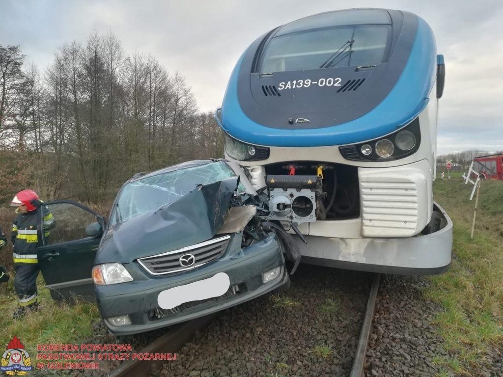Zderzenie samochodu z pociągiem. Utrudnienia na trasie Szczecin - Kołobrzeg