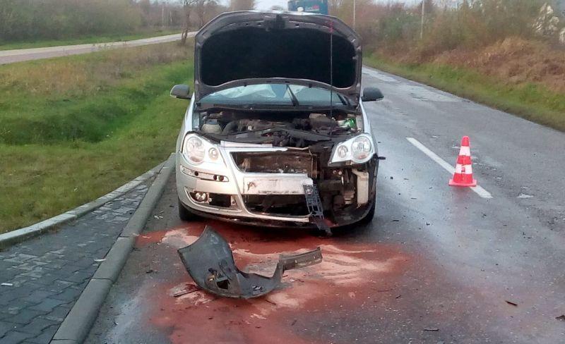 Urwane koło ciężarówki uderzyło w samochód osobowy
