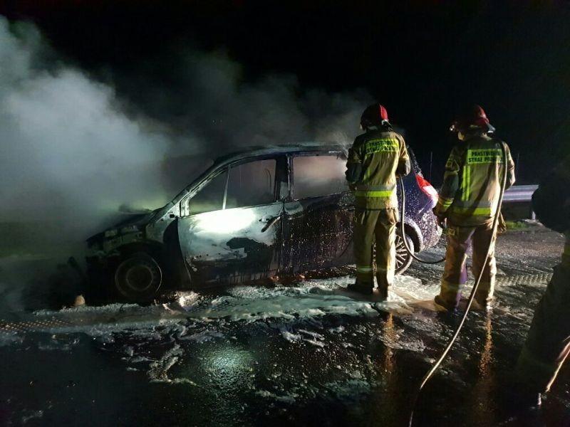 Na S6 spłonął samochód (foto)