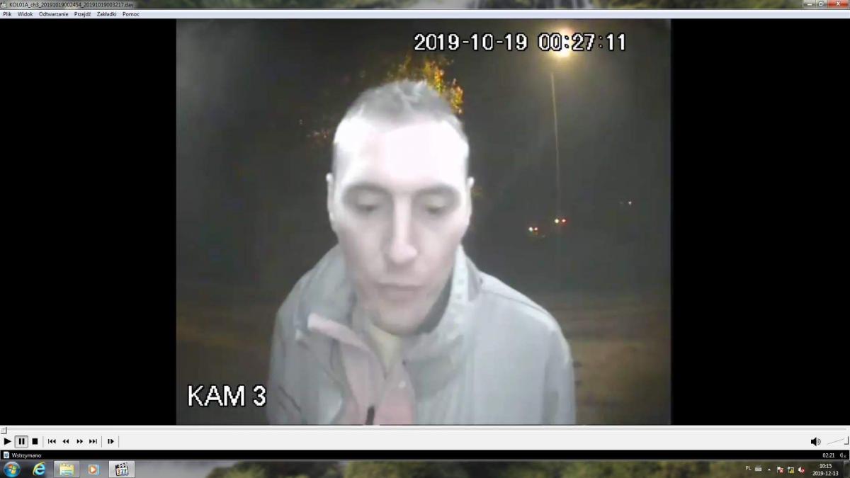 Ten mężczyzna cegłą rozbił paczkomat. Poznajesz go?