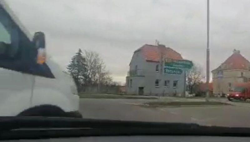 Większość kierowców popełnia ten błąd. Przez niego doszło do zderzenia (video)