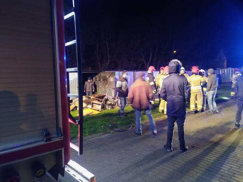 W garażu pojawił się ogień. Interweniowało kilkunastu strażaków
