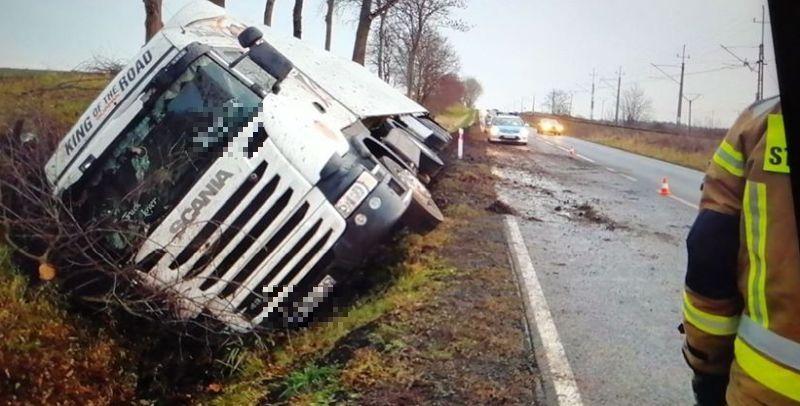 Pomiędzy Kołobrzegiem a Koszalinem ciągnik siodłowy z naczepą wylądował w rowie
