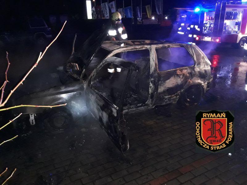 Nocny pożar w Rymaniu. Doszczętnie spłonął volkswagen