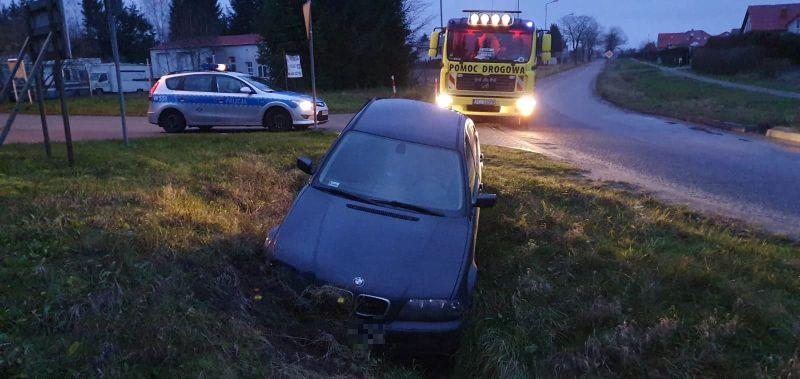 BMW w rowie, Mercedes wjechał w żywopłot. Samochody stały porzucone
