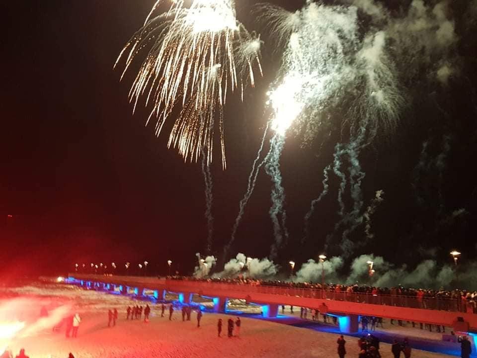 Tłumy przywitały nowy rok przy kołobrzeskim molo (Foto, Video)