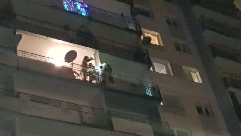 Strażacy przeszli po balkonach żeby wejść do mieszkania