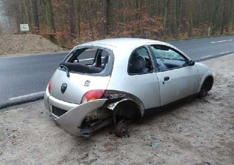 Auto stoi w lesie i znika po kawałku 