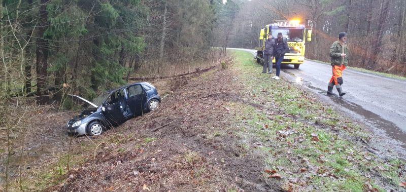 Uwaga kierowcy, drogi mogą być śliskie. Opel wypadł z jezdni