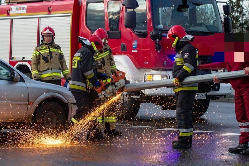 Renault wjechało w słup, który spadł na opla. Obwodnica była zablokowana