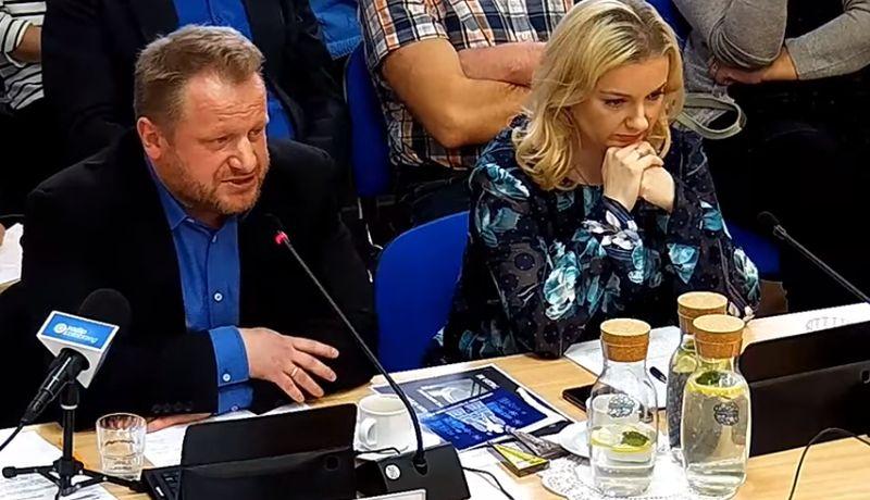 Czy pary, które będą starały się o dofinansowanie in vitro mają się czego obawiać? Kuriozalna wypowiedź radnego Woźniaka