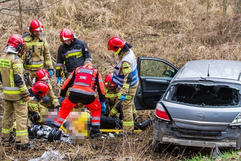 Zderzenie dwóch pojazdów na krajowej 11. Droga jest zablokowana