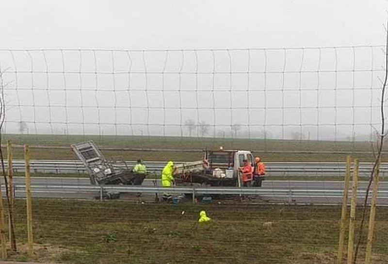 Osobówka uderzyła w samochód służby drogowej