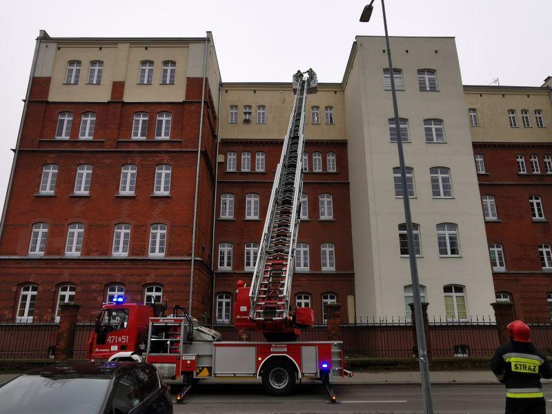 Akcja ratowników - strażacy weszli do mieszkania przez okno 