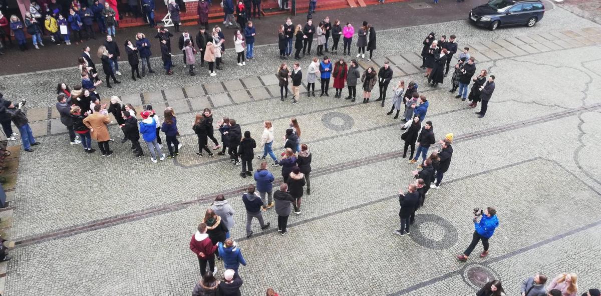 Polonez pod ratuszem na 30-lecie szkoły - zobacz jak taniec wyglądał z góry 