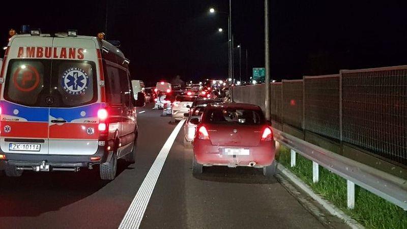 Pożar samochodu na S6. Tworzą się korki (video)