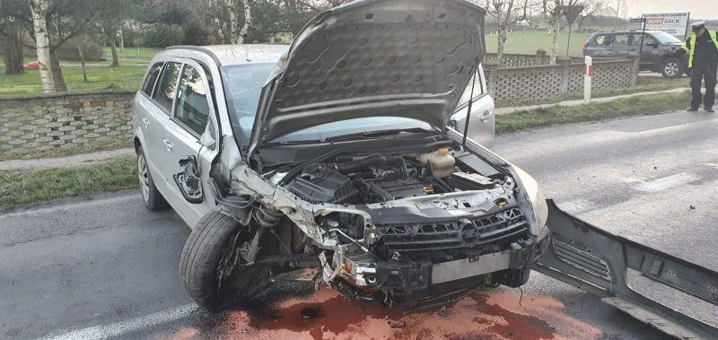 Opel zjechał z drogi i uderzył w drzewo