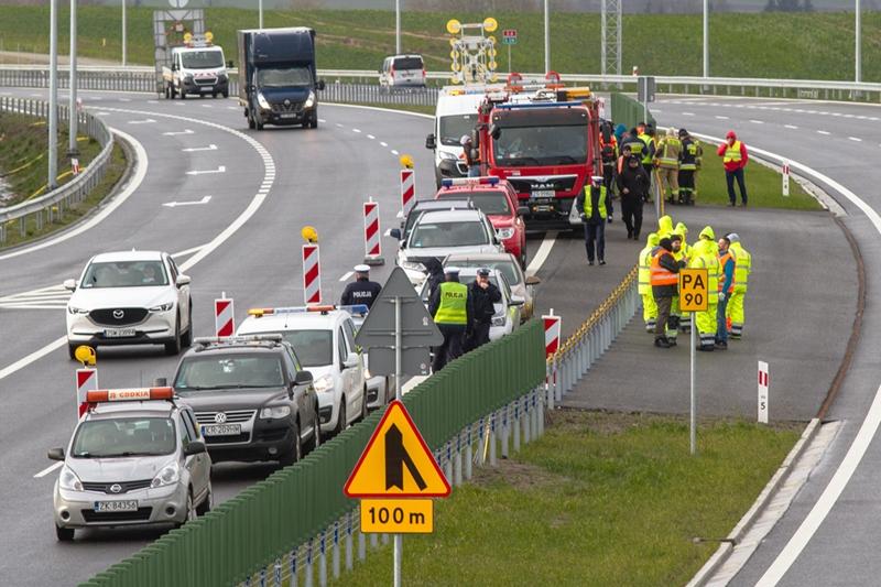 Na S6 pojawiła się straż pożarna i policja. Jeden pas został zamknięty. Zobacz dlaczego