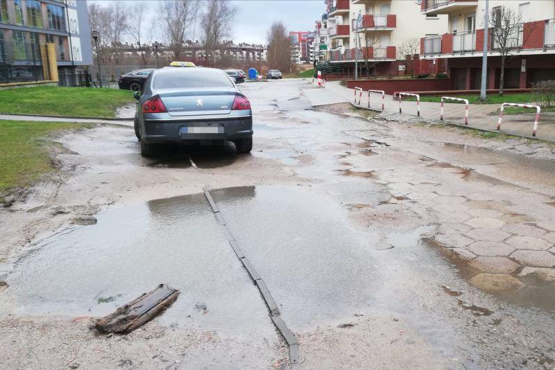 Mieszkańcy tracą cierpliwość. Nie widać szansy na remont ich drogi 