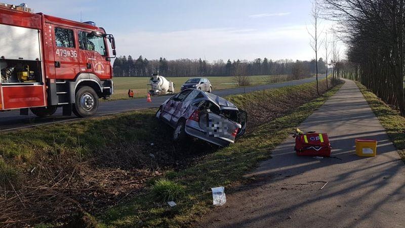 Zderzenie w Karkowie. Samochody wypadły z drogi (Foto)