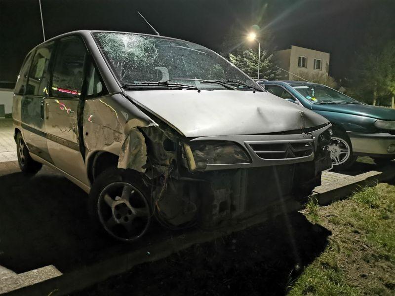 Samochód wjechał w znaki i ławkę. Chwilę później zatrzymano 2 mężczyzn (foto)